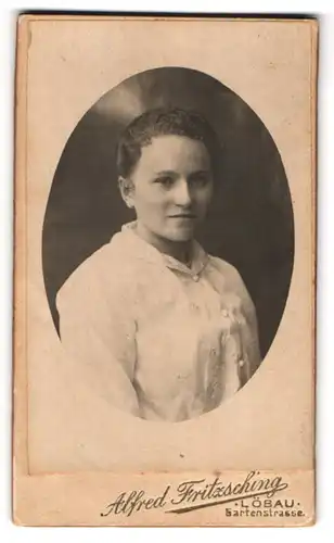Fotografie Alfred Fritzsching, Löbau, Gartenstrasse, Portrait hübsche junge Frau in weisser Bluse
