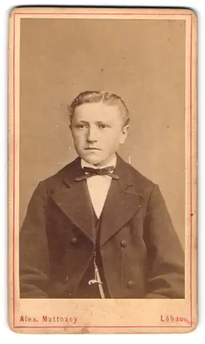 Fotografie Alex. Matthaey, Löbau, Promenadenstr. 298, Portrait junger Herr mit Fliege