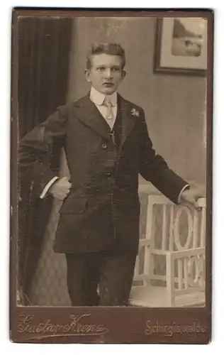 Fotografie Gustav Krenz, Schirgiswalde, Portrait junger Herr im eleganten Anzug mit Ansteckblume
