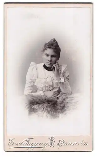 Fotografie Ernst Freygang, Penig i. S., Brückenstr., Portrait junge Dame mit lockigem Haar in Denkerpose