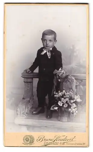 Fotografie Bruno Kratzert, Limbach i. Sa., Helenenstrasse 37, Portrait niedlicher Knabe mkt Kragenschleife