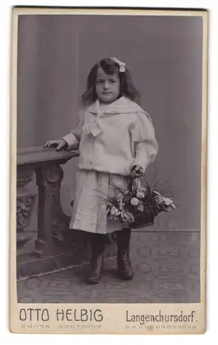 Fotografie Otto Helbig, Langenchursdorf, Portrait niedliches Mädchen mit Haarschleife und Blumenkorb