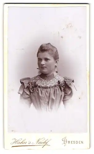 Fotografie Hahn`s Nachf., Dresden, Waisenhaus-Str. 16, Portrait hübsche junge Dame in edler Bluse mit Spitze