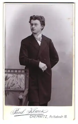 Fotografie Paul Klaus, Chemnitz, Reitbahnstrasse 18, Portrait eleganter junger Mann mit Brille, Mantel und Fliege