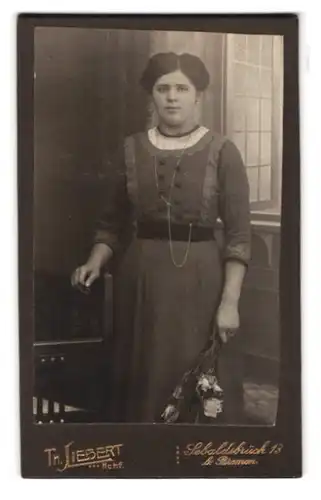 Fotografie Th. Liebert, Bremen, Sebaldsbrück 13, Portrait junge Dame mit modischer Frisur und edlem Kleid