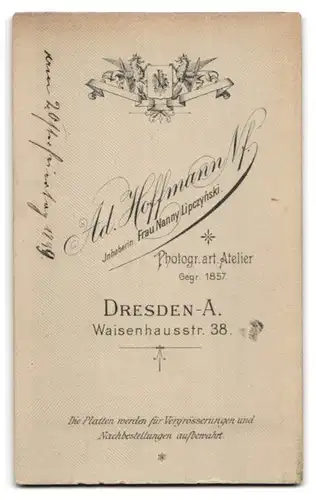 Fotografie Ad. Hoffmann Nf., Dresden, Waisenhaustr. 38, Portrait hübsche junge Dame in edler Bluse mit Brosche