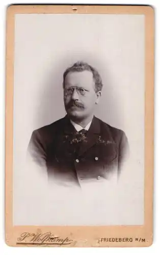 Fotografie P. Wolfkamp, Friedeberg n. M., Portrait bürgerlicher Herr mit Brille und Schnauzbart