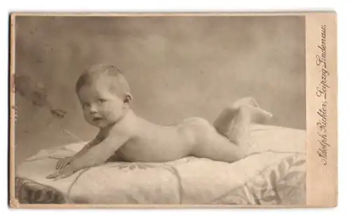 Fotografie Adolph Richter, Leipzig-Lindenau, Gutsmuths Str. 17, Portrait niedliches Baby bäuchlings auf der Decke