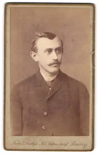 Fotografie Julius Rathje, Lüneburg, Wagestrasse 2, Portrait Herr mit Zwirbelbart im Anzug