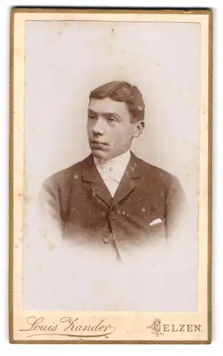 Fotografie Louis Zander, Uelzen, Bahnhofstrasse, Portrait junger Mann im Anzug mit Fliege und Einstecktuch