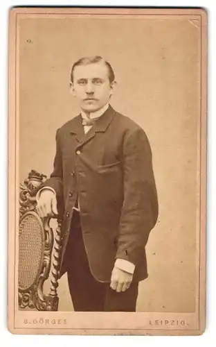 Fotografie B. Görges, Leipzig, Töpferplatz an der Promenade, Portrait junger Herr im Anzug mit Fliege