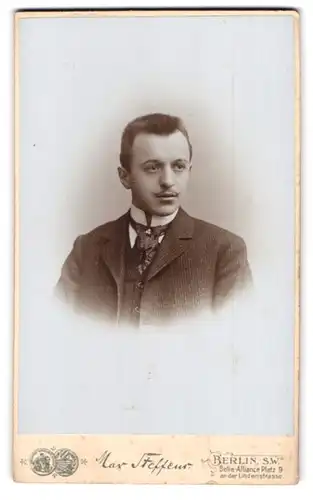 Fotografie Max Steffens, Berlin, Belle-Alliance Platz 9, Portrait bürgerlicher Herr im Anzug mit Krawattentuch