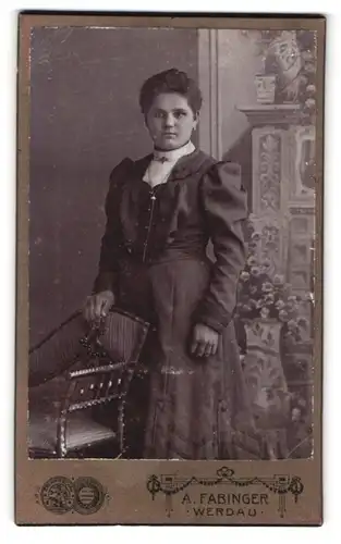 Fotografie A. Fabinger, Werdau i. Sa., Portrait junge Dame im edlen Kleid vor einem Stuhl