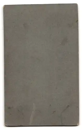 Fotografie R. Glöss, Gersdorf, Portrait eleganter Herr im Anzug mit Krawatte und Zigarette