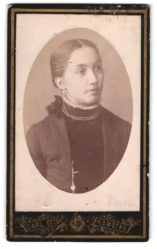 Fotografie Carl Otto, Komotau, Weingasse, Portrait ernste bürgerliche Dame mit Perlenkette und Perlohring