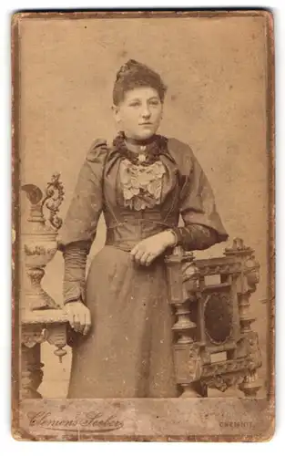 Fotografie Clemens Seeber, Chemnitz, Theater-Str. 22, Portrait junge Frau im edlen Kleid und Herzkette