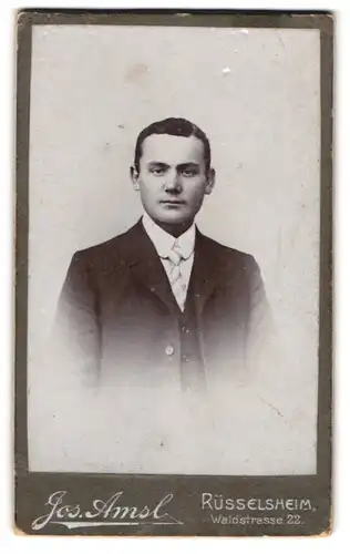 Fotografie Jos. Amsl, Rüsselsheim, Waldstrasse 22, Portrait eleganter junger Herr im Anzug mit Krawatte