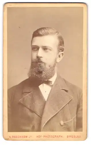 Fotografie N. Raschkow Jr., Breslau, Ohlauerstrasse 4, Portrait junger Herr mit Vollbart und Fliege