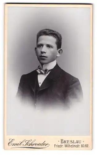 Fotografie Emil Schroeder, Breslau, Friedr. Wilhelmstr. 60 /62, Portrait junger Mann im edlen Anzug mit Fliege