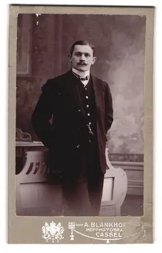 Fotografie A. Blankhorn, Cassel, Königsstr. 85, Portrait eleganter Herr mit Schnauzbart im Anzug mit Fliege