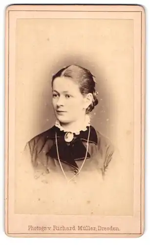Fotografie Richard Müller, Dresden, Marienstrasse 26, Portrait junge Frau mit Flechtfrisur und Brosche am Kragen