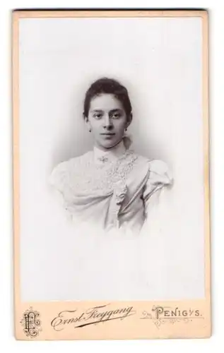 Fotografie Ernst Freygang, Penig i. S., Brückenstr., Portrait hübsche junge Dame in edler Bluse mit Spitze