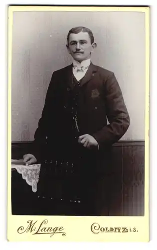 Fotografie M. Lange, Colditz i. S., Fürstenweg, Portrait elganter Herr mit Schnurrbart und edlem Anzug
