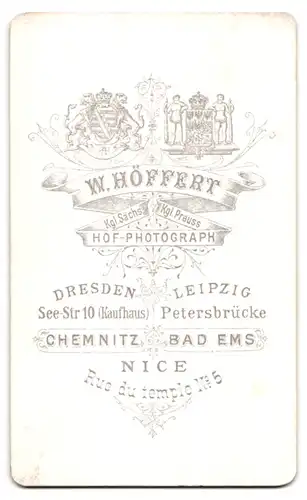 Fotografie W. Höffert, Dresden, Seestr. 10, Portrait junger Herr mit Oberlippenbart und Fliege