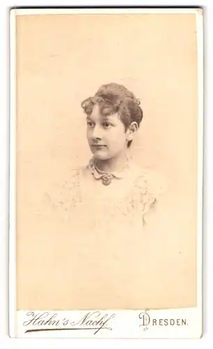 Fotografie Hahn`s Nachf., Dresden, Waisenhaustr. 16, Portrait junge Dame mit lockigen Haaren
