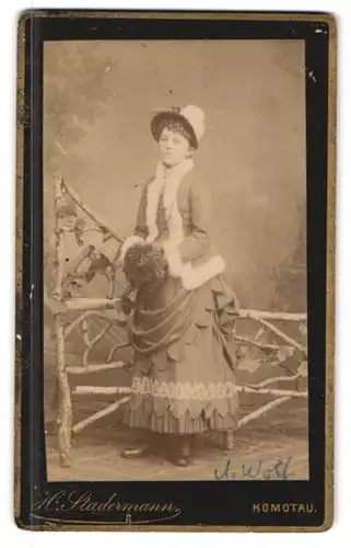 Fotografie H. Stademann, Komotau, Rossmarkt 428, Portrait junge Dame mit Pelzjacke, Muff und Hut