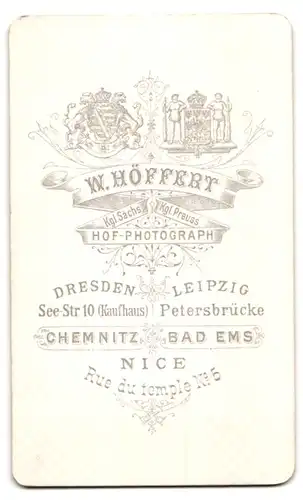 Fotografie W. Höffert, Leipzig, Petersbrücke, Portrait elegante Dame mit Flechtfrisur und Kragentuch mit Brosche