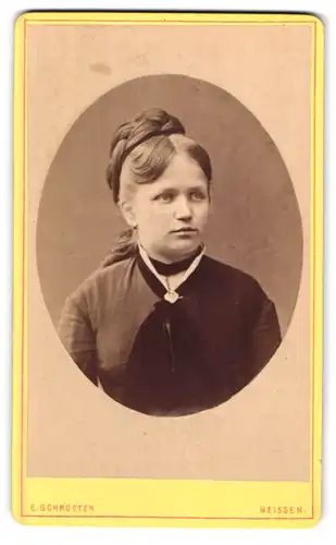 Fotografie E. Schroeter, Meissen, Obergasse 597, Portrait junge Dame mit Flechtfrisur und Kragentuch