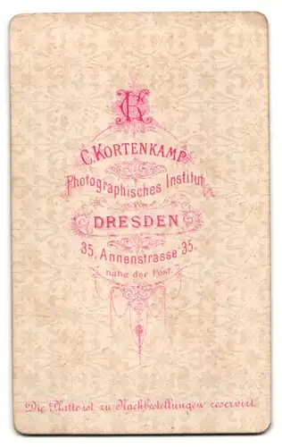 Fotografie C. Kortenkamp, Dresden, Annenstrasse 35, Portrait junge Dame mit Flechtfrisur in Denkerpose