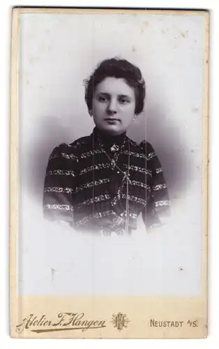 Fotografie Atelier F. Hangen, Neustadt a. S., Bahnhofstrasse, Portrait junge Dame in modischer Bluse