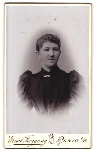 Fotografie Ernst Freygang, Penig i. S., Portrait junge Frau mit lockigen Haaren und Puffärmeln