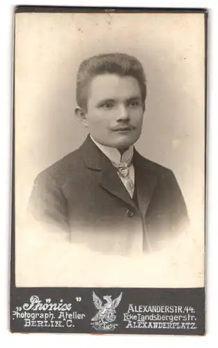 Fotografie Phönix, Berlin, Alexanderstr. 44, Portrait junger Mann mit Oberlippenbart und Krawatte