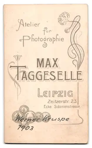 Fotografie M. Taggeselle, Leipzig, Zeitzerstr. 23, Portrait niedliches Baby auf einem Fell