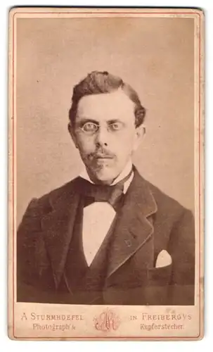 Fotografie A. Sturmhoefel, Freiberg i. S., Portrait ernster Herr mit Brille und Knebelbart