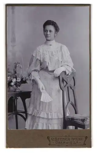 Fotografie C. Seeber, Oberwiesa, Portrait hübsche junge Frau mim Sommerkleid mit Handschuhen und Fächer