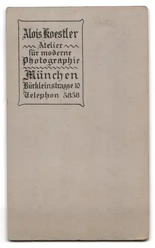 Fotografie Alois Koestler, München, Bürkleinstr. 10, Portrait eleganter Herr mit Zwirbelbart und Fliege