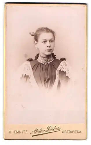 Fotografie Atelier Seeber, Oberwiesa, Hopfenberg, Portrait hübsches Mädchen in modischer Bluse mit Spitze