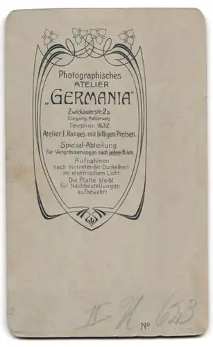 Fotografie Atelier Germania, Chemnitz, Zwickauerstr. 2, Portrait junger eleganter Herr mit verschränkten Armen