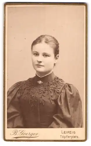 Fotografie B. Goerges, Leipzig, Töpferplatz, Portrait hübsche junge Dame in eleganter Bluse mit Brosche