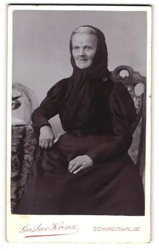 Fotografie Gustav Krenz, Schirgiswalde, Portrait ältere Dame mit Kopftuch