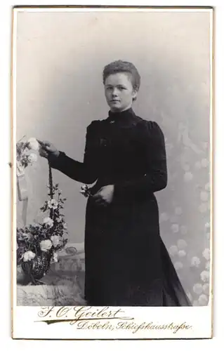 Fotografie F. O. Geilert, Döbeln, Schiesshausstrasse, Portrait elegante junge Dame mit Blumenkorb