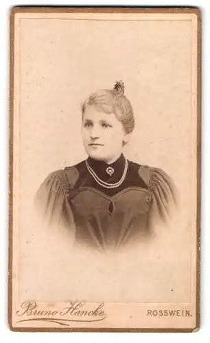 Fotografie Bruno Hancke, Rosswein, Brückenplatz, Portrait blonde junge Dame mit Haardutt und Perlenkette