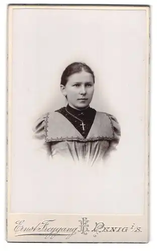 Fotografie Ernst Freygang, Penig i. S., Brückenstr., Portrait junge Dame in edler Bluse und Kreuzkette