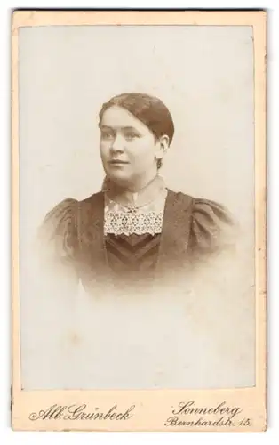 Fotografie Alb. Grünbeck, Sonneberg, Bernhardstr. 15, Portrait hübsche junge Frau in edler Bluse mit Spitze