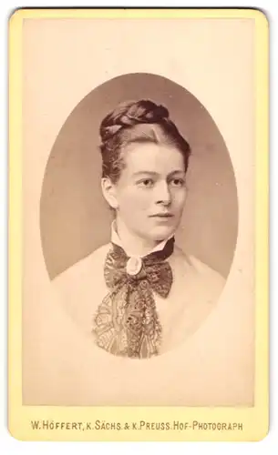 Fotografie W. Höffert, Dresden, See-Str. 10, Portrait hübsche Dame mit Flechtfrisur und Kragentuch