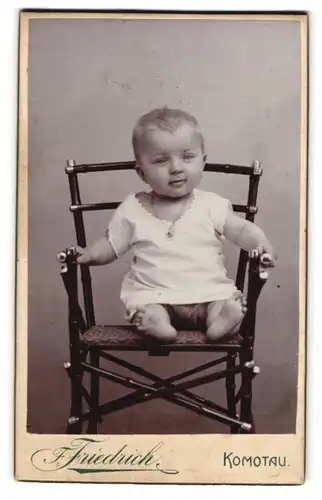Fotografie F. Friedrich, Komotau, Pfauengasse, Portrait entzückendes Baby im Hemdchen